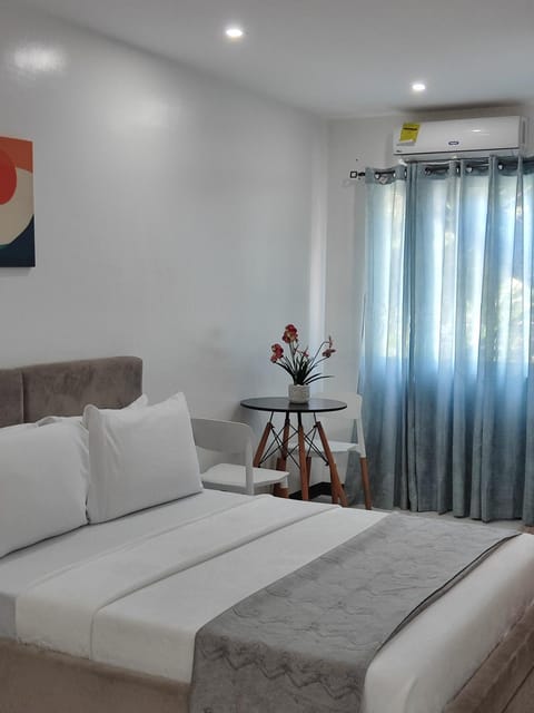 Bed, Seating area, Bedroom