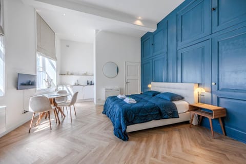 Bed, TV and multimedia, Photo of the whole room, Seating area