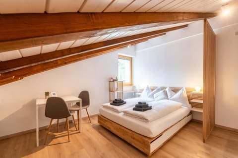 Bed, Photo of the whole room, Seating area, towels