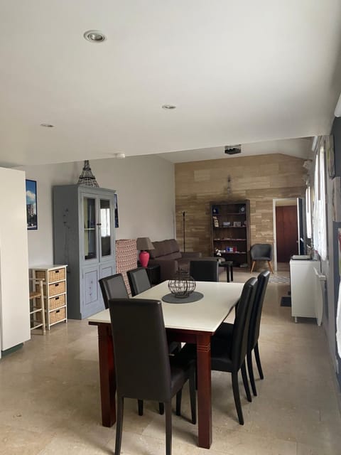 Seating area, Dining area