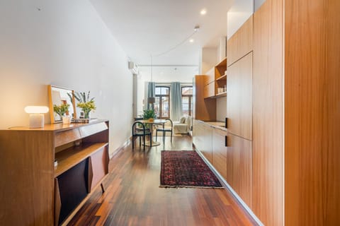 Kitchen or kitchenette, Living room, Seating area, Dining area