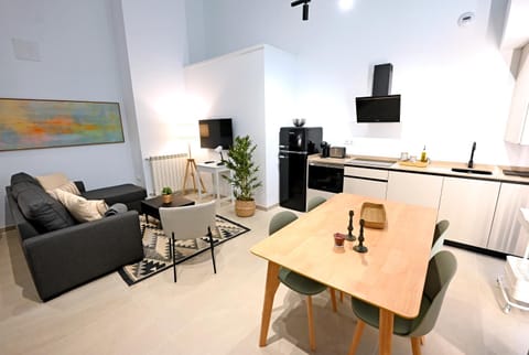 TV and multimedia, Coffee/tea facilities, Living room, Seating area, Dining area