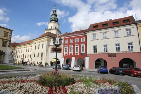 Property building, Neighbourhood, Landmark view, Location