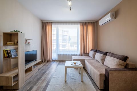 TV and multimedia, Living room, Seating area, Evening entertainment, air conditioner
