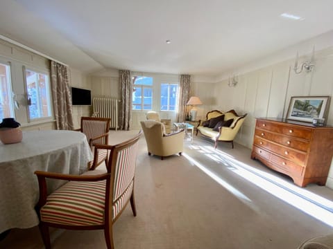 Communal lounge/ TV room, Living room