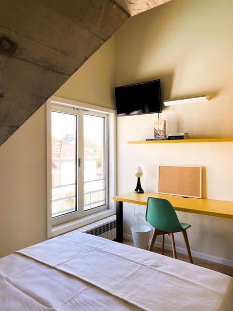 Bed, TV and multimedia, Bedroom
