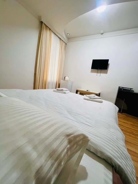Shower, Toilet, Bed, Bathroom, TV and multimedia, Bedroom, City view, hair dryier, internet, towels, air conditioner