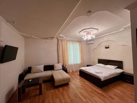 Toilet, Bed, Bathroom, TV and multimedia, Bedroom, hair dryier, internet, towels, air conditioner
