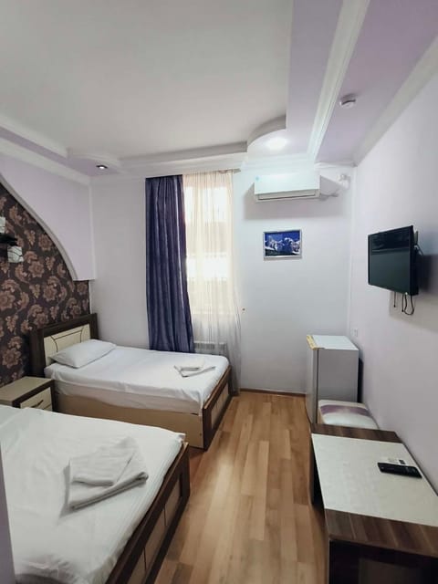 Shower, Toilet, Communal lounge/ TV room, Bed, Bathroom, TV and multimedia, Bedroom, Location, Parking, hair dryier, internet, towels, air conditioner