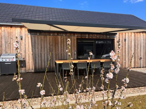 Property building, BBQ facilities, Balcony/Terrace