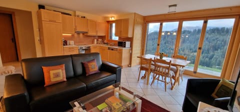 Kitchen or kitchenette, Living room, Seating area, Dining area, Mountain view, pet friendly, stove