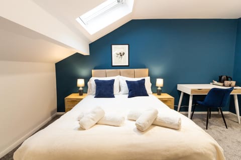 Bed, Photo of the whole room, Bedroom, towels