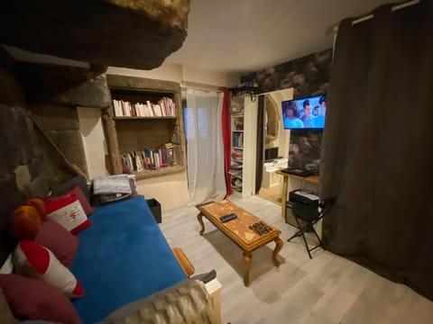 Communal lounge/ TV room, Bed, TV and multimedia, Living room, Photo of the whole room, Seating area, Bedroom