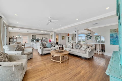 Shoreline Breeze House in West Beach