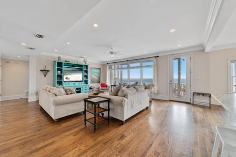 Shoreline Breeze House in West Beach