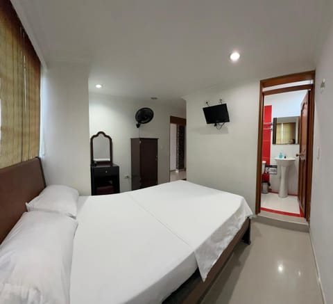 Bed, TV and multimedia, Photo of the whole room