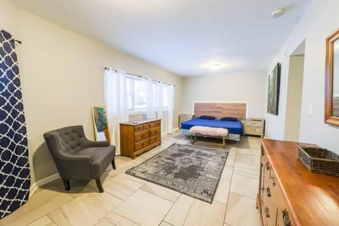 Spacious 3BR 3 Bath close to Niagara Falls Apartment in Niagara Falls