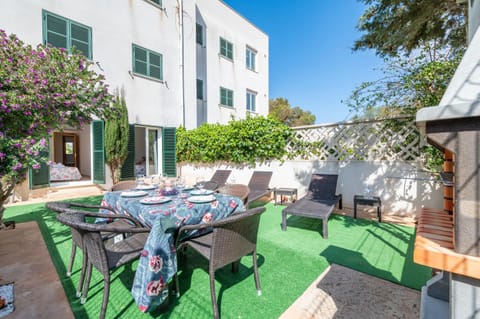 Property building, Balcony/Terrace, Living room