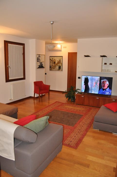 Communal lounge/ TV room, TV and multimedia