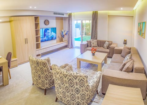 TV and multimedia, Living room, Seating area, Dining area