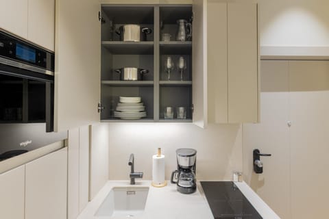 Kitchen or kitchenette, minibar