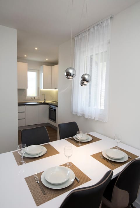 Kitchen or kitchenette, Decorative detail, Dining area