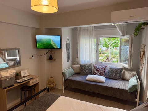 Bed, TV and multimedia, Photo of the whole room, Seating area, Bedroom