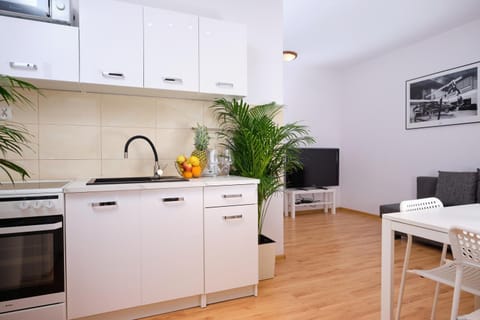 TV and multimedia, Kitchen or kitchenette, Living room, Seating area, Dining area
