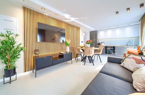 Communal lounge/ TV room, TV and multimedia, Kitchen or kitchenette, Living room, Seating area, Dining area, Evening entertainment