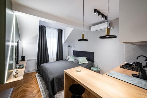 Bed, TV and multimedia, Bedroom