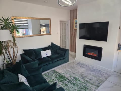 Communal lounge/ TV room, TV and multimedia, Living room, Seating area, Evening entertainment