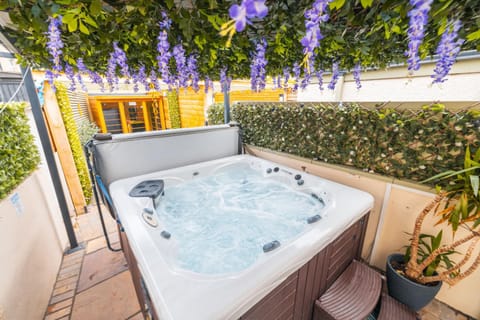 Day, Natural landscape, Garden, Hot Tub, Garden view