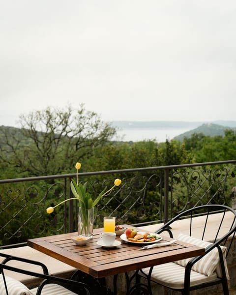 Day, Natural landscape, View (from property/room), Balcony/Terrace, Food and drinks, Dining area, Food, Sea view