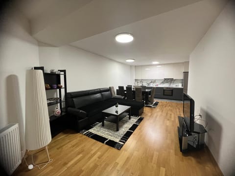TV and multimedia, Kitchen or kitchenette, Living room, Seating area, internet