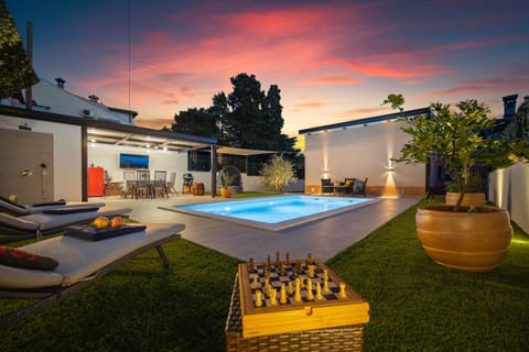 Shower, Day, Natural landscape, Summer, Garden, Dining area, Garden view, Pool view, Swimming pool, Swimming pool, sunbed