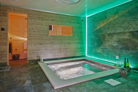 Hot Tub, Sauna, Seating area, Swimming pool