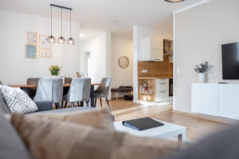 Communal lounge/ TV room, TV and multimedia, Kitchen or kitchenette, Living room, Seating area, Dining area, Evening entertainment