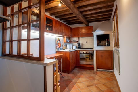 Coffee/tea facilities, Kitchen or kitchenette, Dining area, internet, minibar, oven, stove