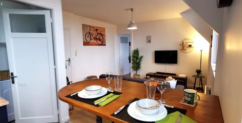 TV and multimedia, Coffee/tea facilities, Kitchen or kitchenette, Living room, Seating area, Dining area, group of guests, heating