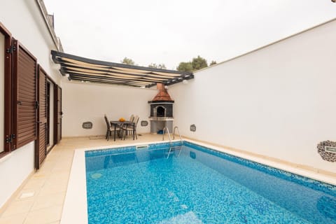 Swimming pool, sunbed