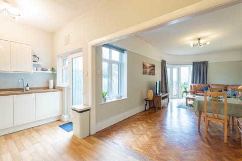 Spacious, Smart TV, Wi-fi, Balcony, Garden House in Bristol