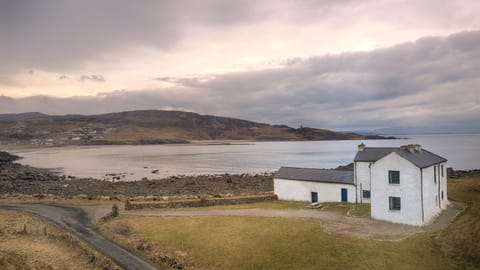 Property building, Nearby landmark, Facade/entrance, Spring, Day, Neighbourhood, Natural landscape, Bird's eye view, Garden, View (from property/room), Beach, Beach, On site, Landmark view, Sea view, Sunrise