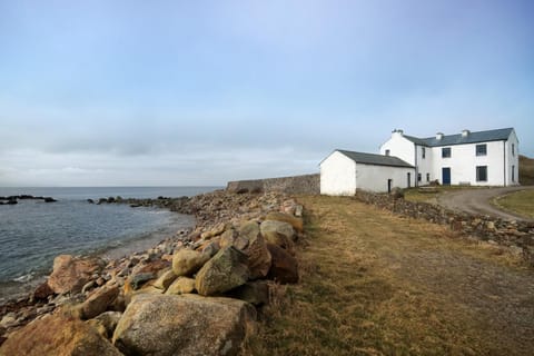 Property building, Nearby landmark, Facade/entrance, Day, Neighbourhood, Natural landscape, Winter, Garden, Beach, Beach, On site, Garden view, Landmark view, Sea view