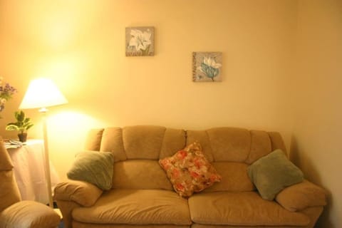 Close to Falls, Steps to Casino, Sleeps 7-8 House in Niagara Falls