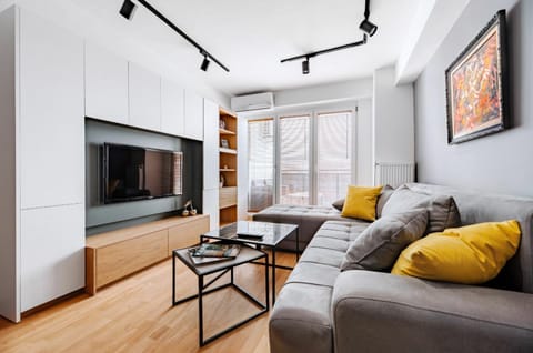 TV and multimedia, Living room, Seating area, Evening entertainment