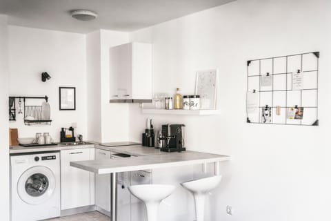 Coffee/tea facilities, Kitchen or kitchenette, Dining area, washing machine