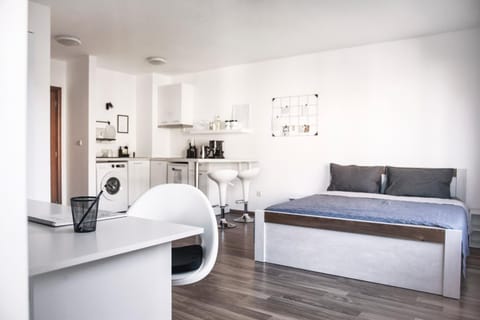 Bed, Coffee/tea facilities, Kitchen or kitchenette, Living room, Seating area, Dining area, Bedroom, locker, storage, kitchen