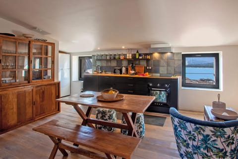 Kitchen or kitchenette, Living room, Seating area, Dining area