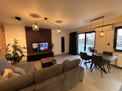 TV and multimedia, Seating area, Dining area