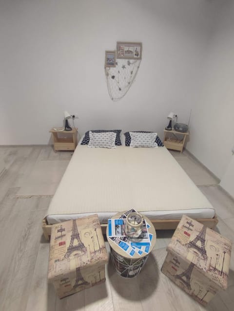 Bed, Living room, Photo of the whole room, Bedroom